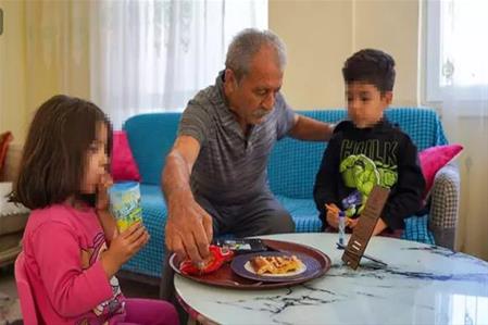Hayatını 3 torununa adayan dedeye evden tahliye şoku
